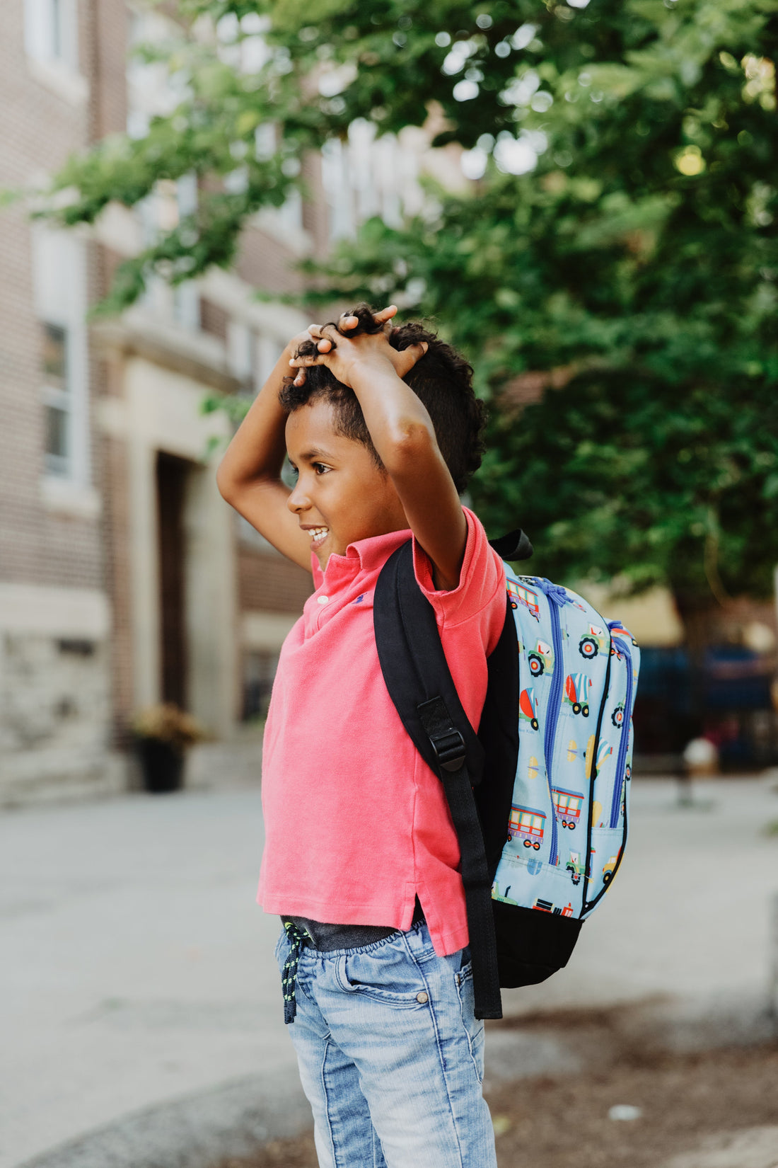 Enfant impatient de partir à l'école pour la rentrée